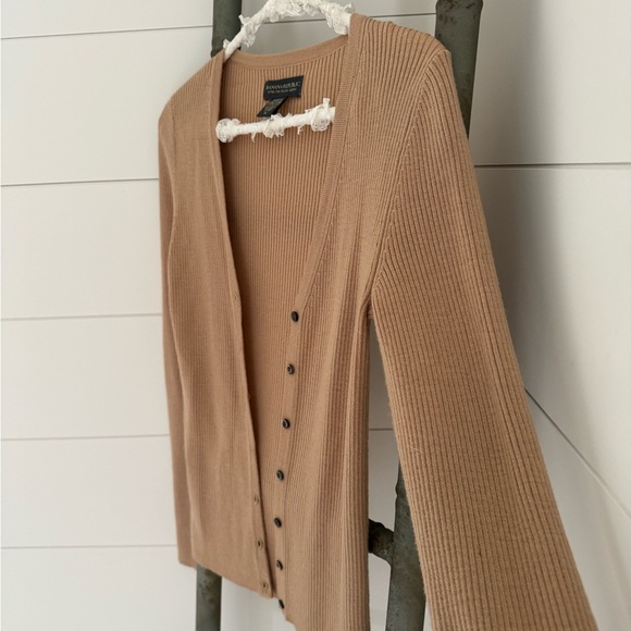 Banana Republic Tan knit button cardigan sweater.
Excellent condition. Size M - Picture 4 of 6